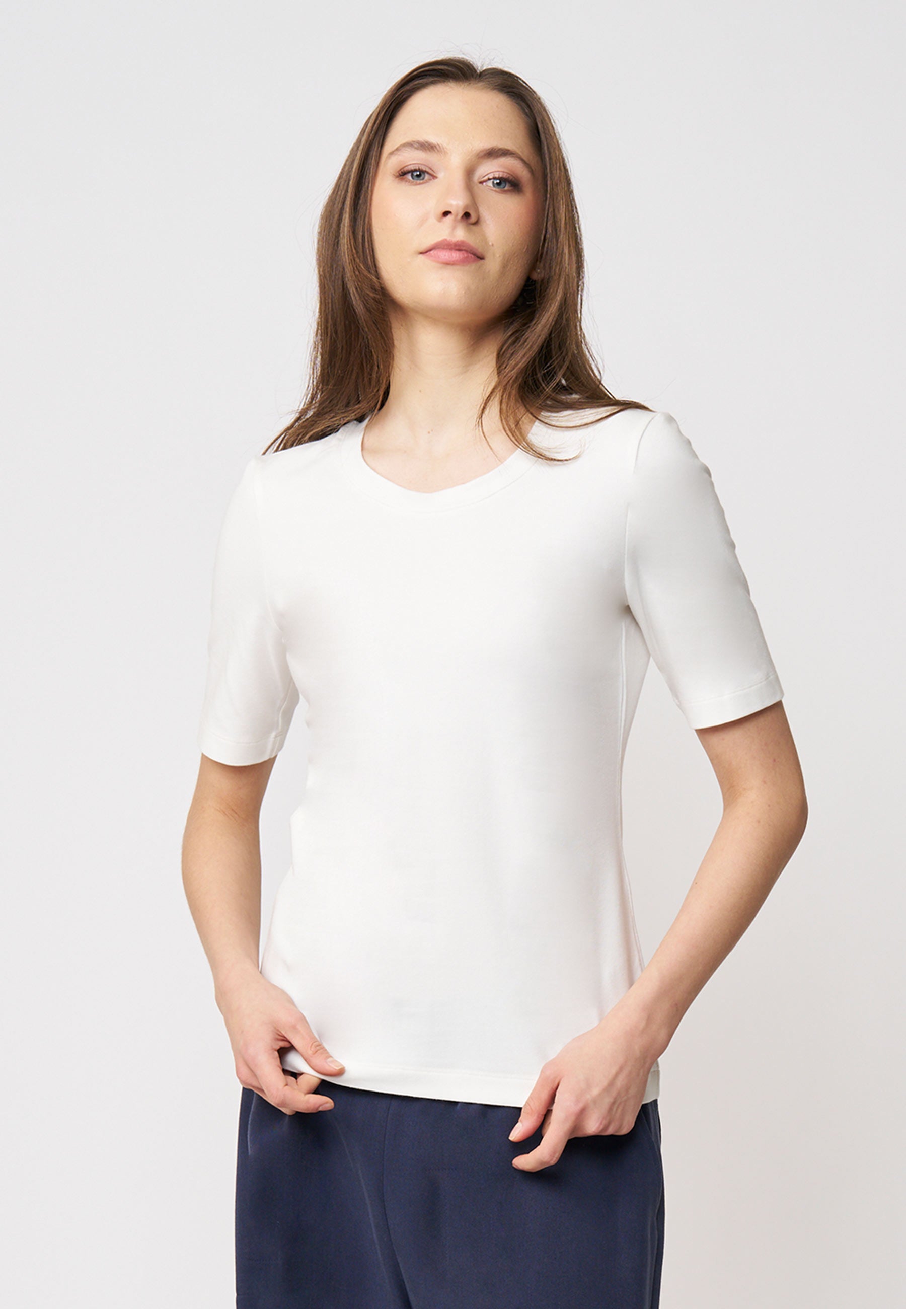 Shirt, Modell Vinnie in schlichtem Weiß mit halblangen Ärmeln und angenehmem, leichtem Material für feminine Silhouette