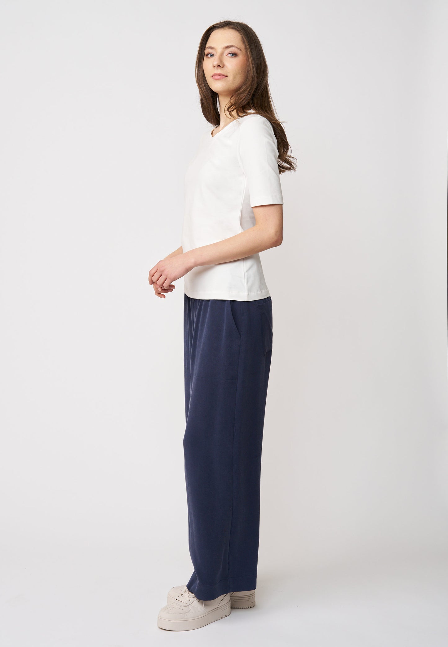 Shirt, Modell Vinnie in schlichtem Weiß mit halblangen Ärmeln und leicht tailliertem Schnitt aus weichem Material