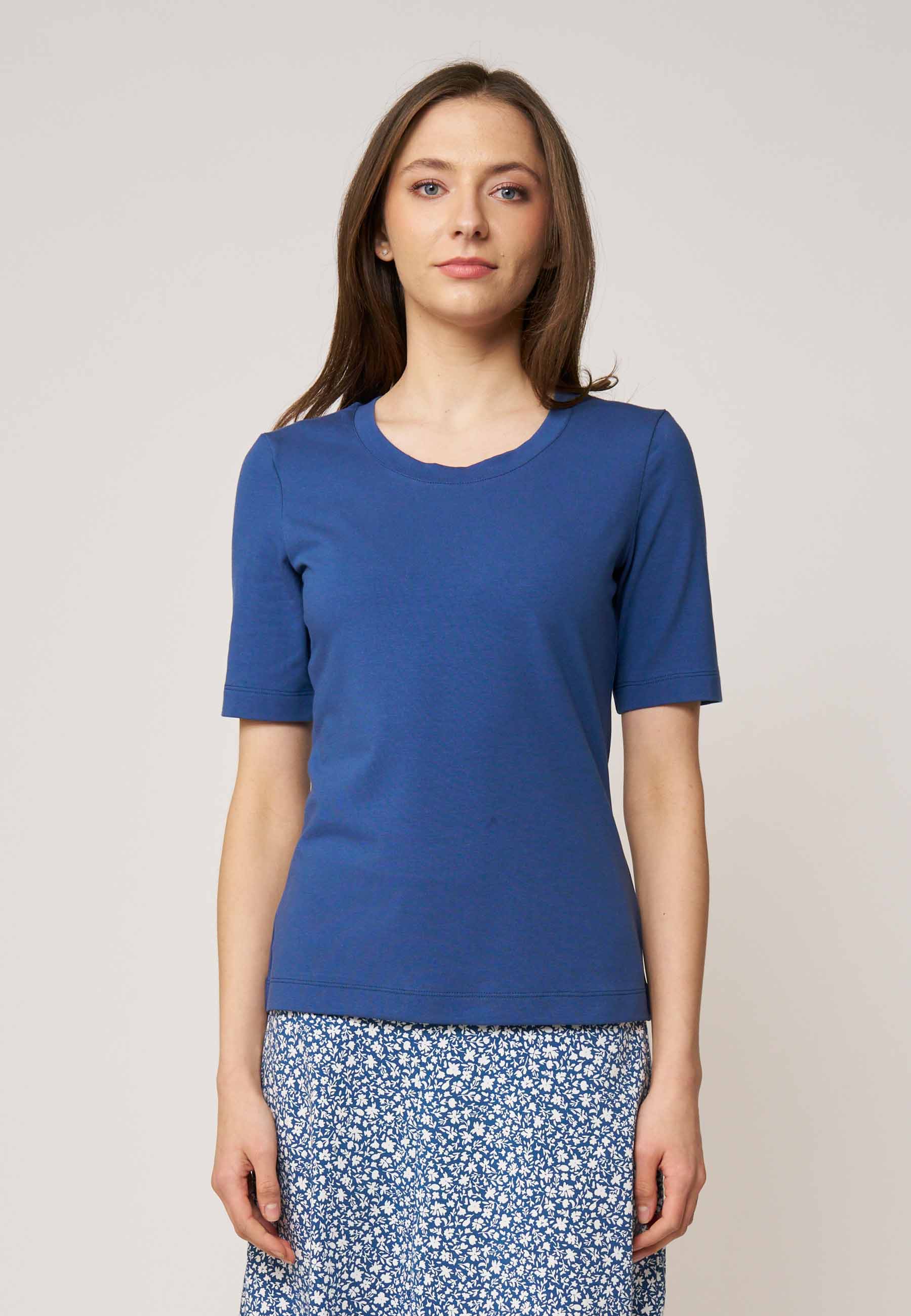 Shirt, Modell Vinnie in gedecktem Blau mit kurzem Arm, Rundhalsausschnitt und angenehmem, schmal geschnittenem Sitz