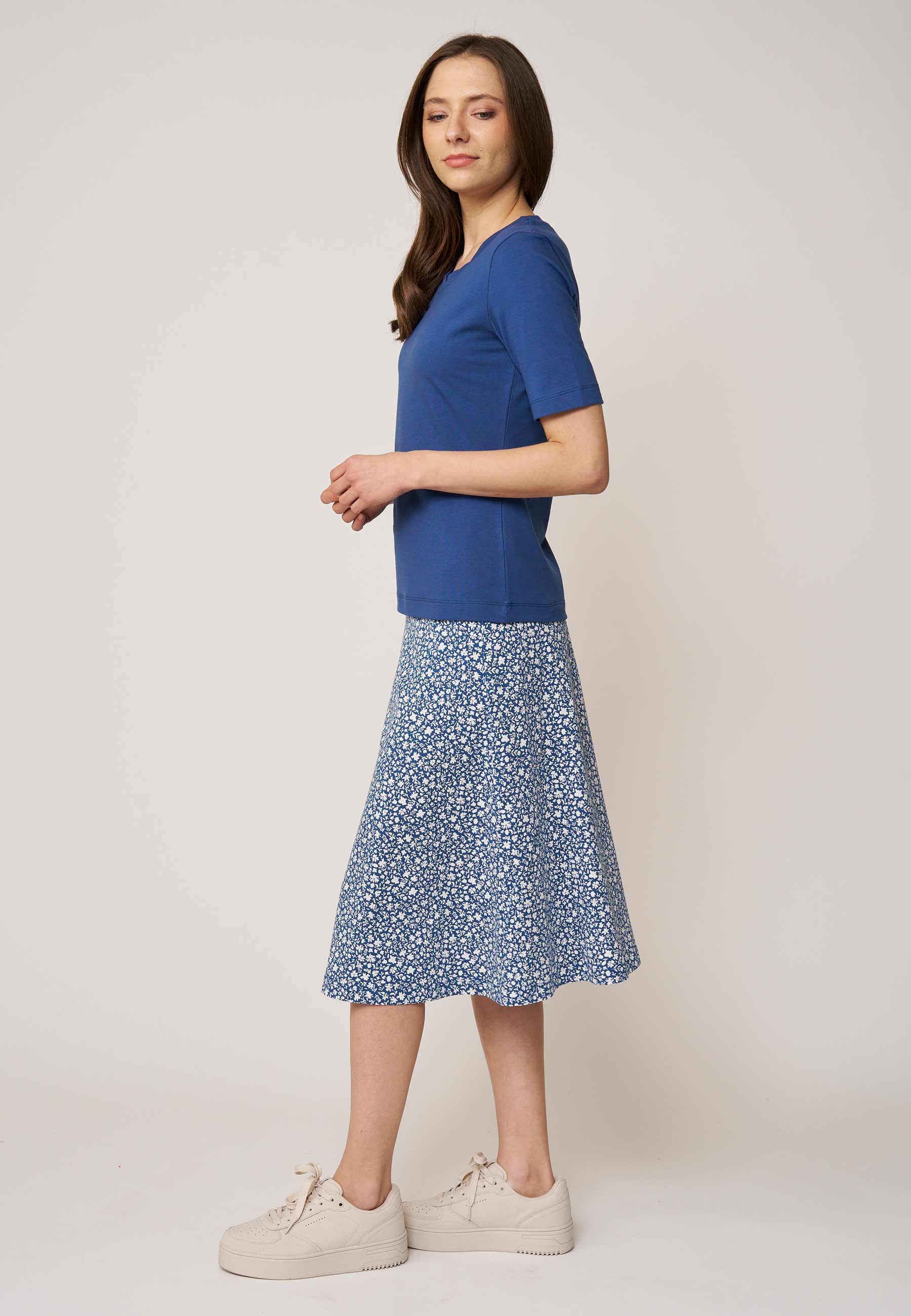 Shirt, Modell Vinnie in dezentem Blau mit halblangen Ärmeln und figurnahem Schnitt aus weichem Material