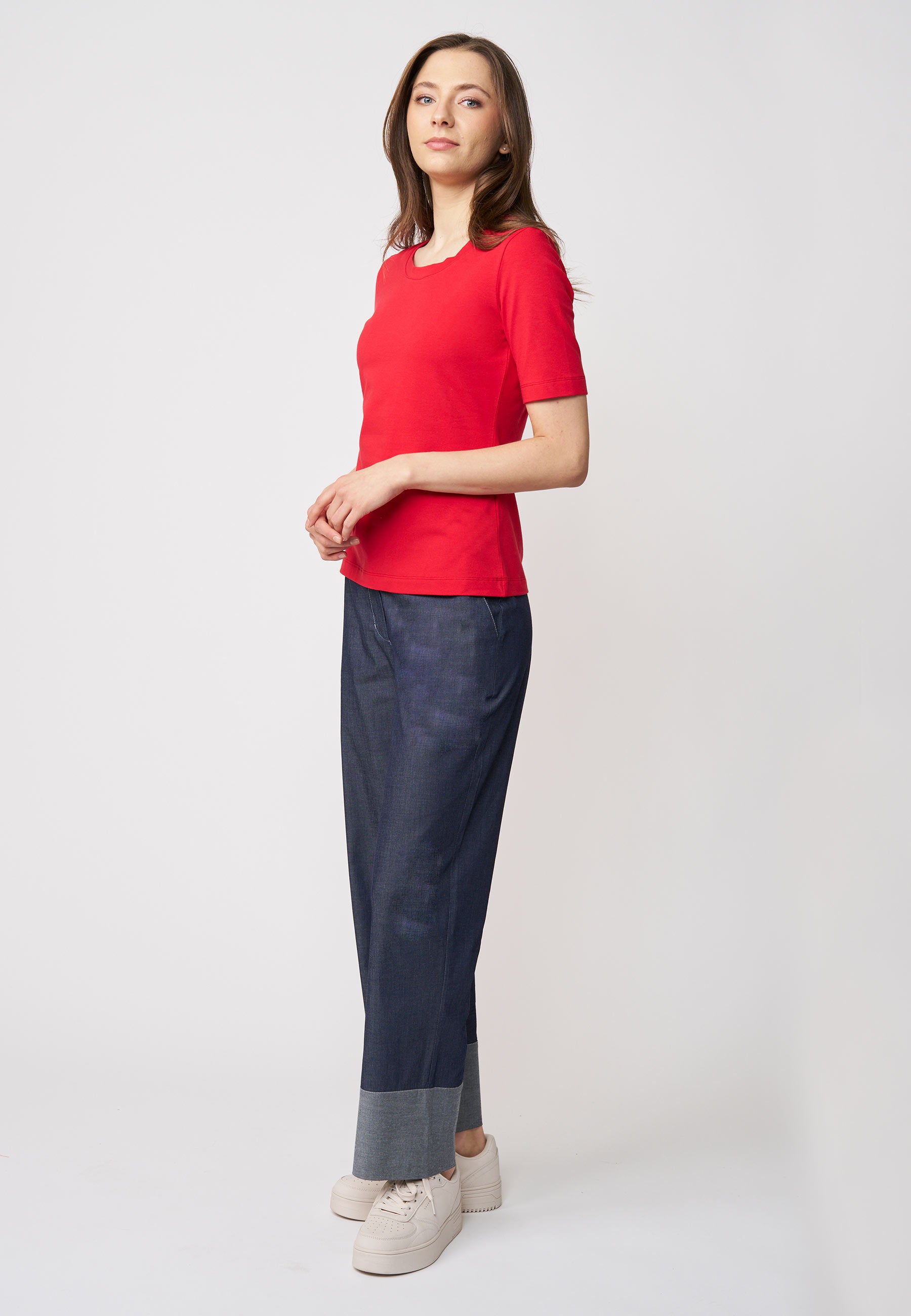 Shirt, Modell Vinnie in lebendigem Rot mit halblangen Ärmeln und schlichtem, bequemem Schnitt aus weichem Material