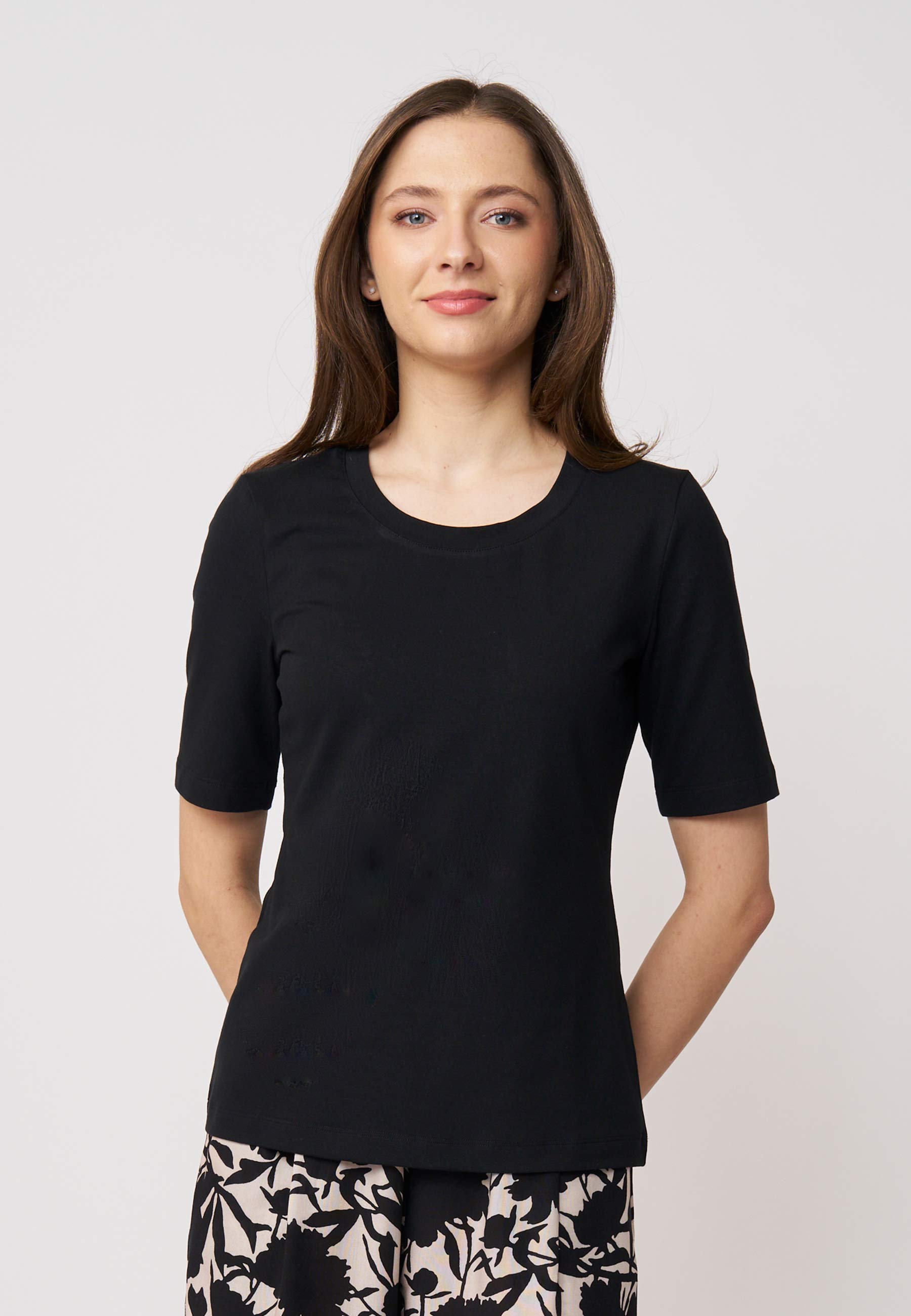 Shirt, Modell Vinnie in schlichtem Schwarz mit halblangen Ärmeln und figurbetontem, elastischem Material für eleganten Sitz