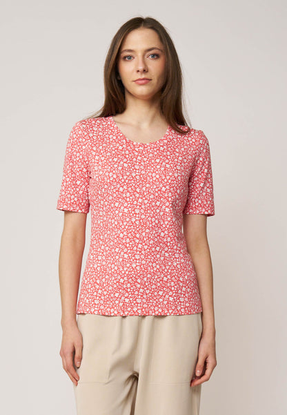 Shirt, Modell Vinnie mit feinem weißen Blumendruck auf korallenrotem Grund und halblangen Ärmeln in figurbetonter Passform