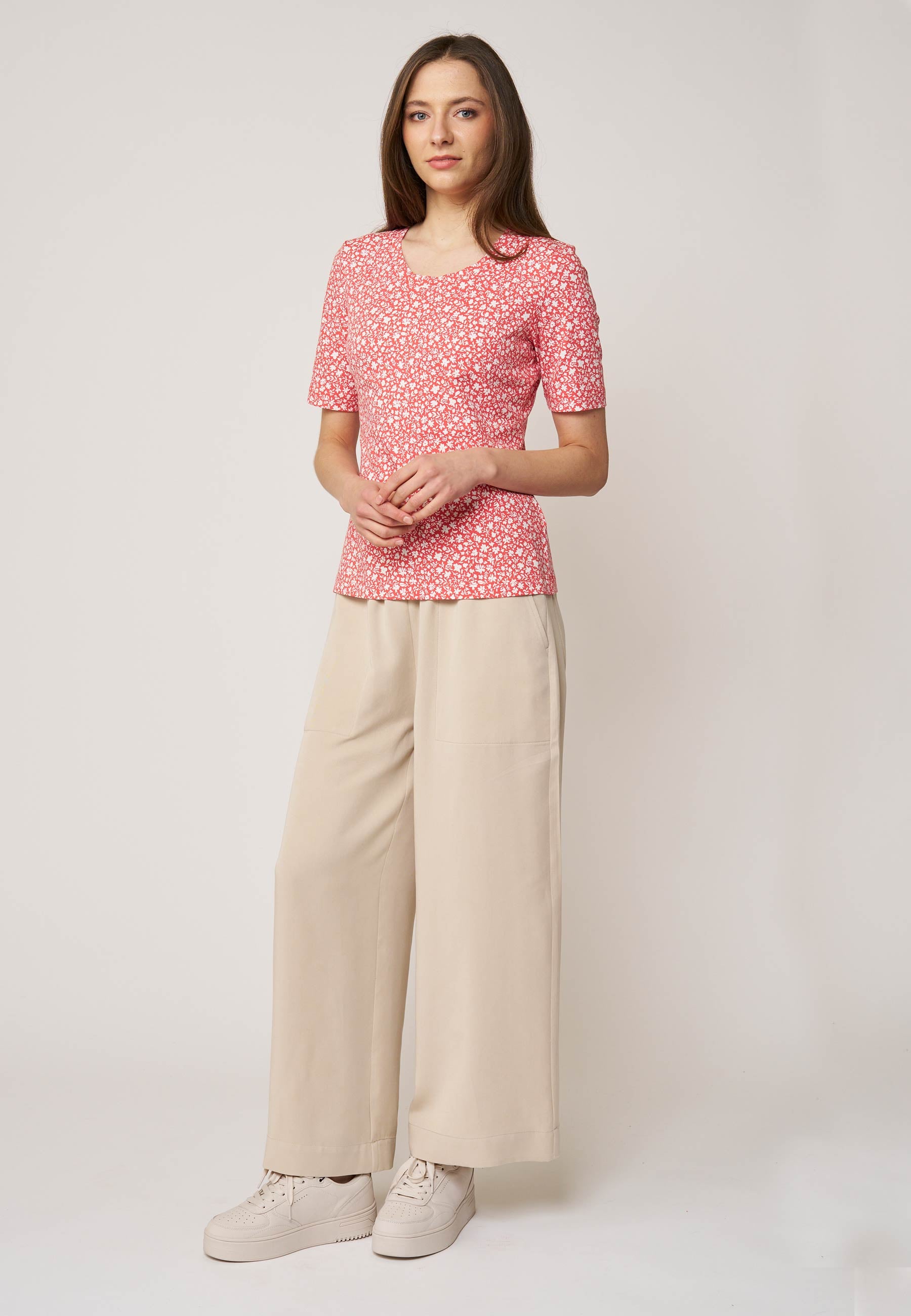 Shirt, Modell Vinnie mit kurzem Arm und rosafarbenem, leicht gemustertem Stoff in figurbetonter Passform