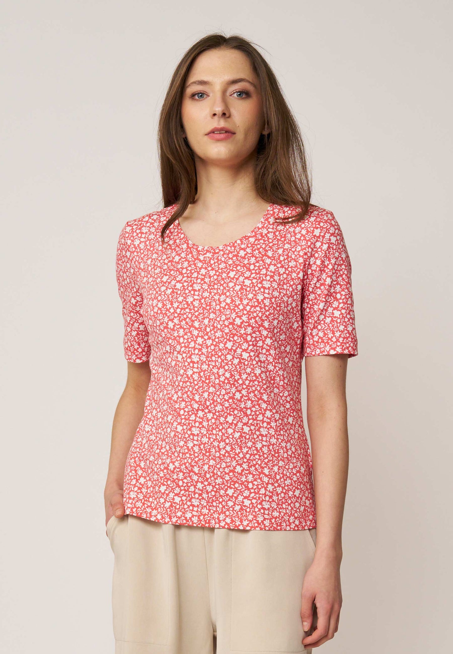 Shirt, Modell Vinnie in lebendigem Korallrot mit feinem weißen Blumenmuster und halblangen Ärmeln in schmaler Passform