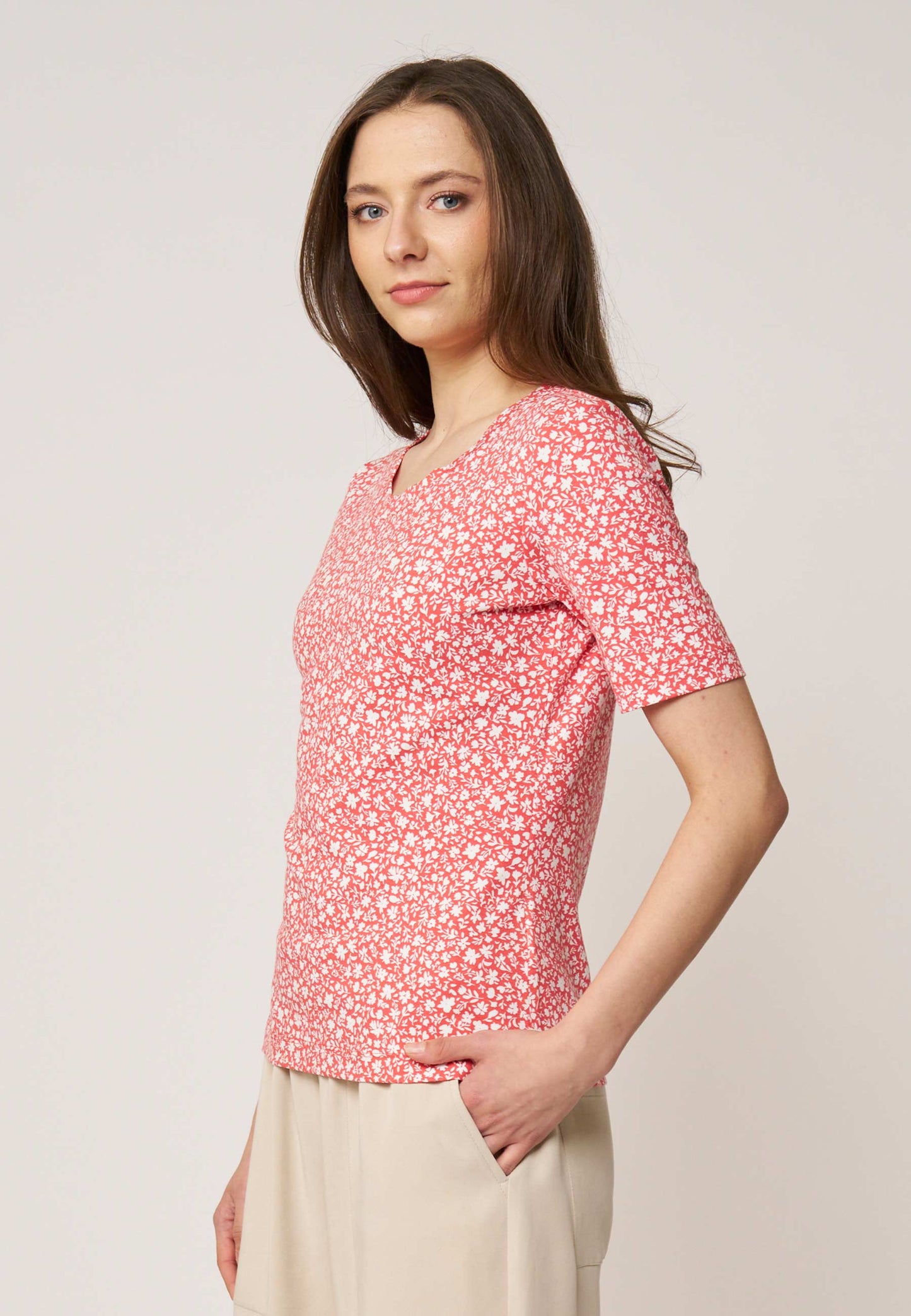 Shirt, Modell Vinnie in warmem Korallrot mit weißem Blumenmuster, schmaler Passform und halblangen Ärmeln aus weichem Stoff