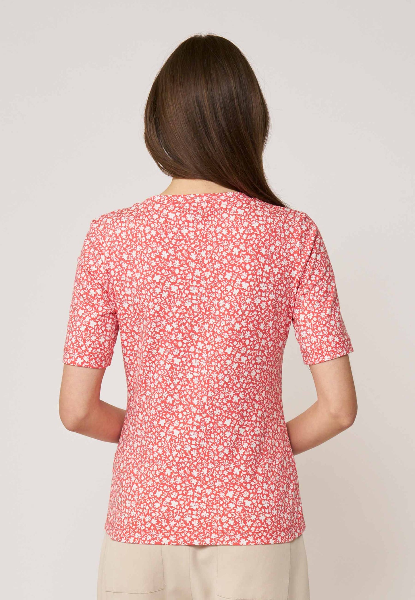 Shirt, Modell Vinnie mit kurzem Arm, floralen Muster und angenehm leichtem, elastischem Stoff für komfortablen Sitz