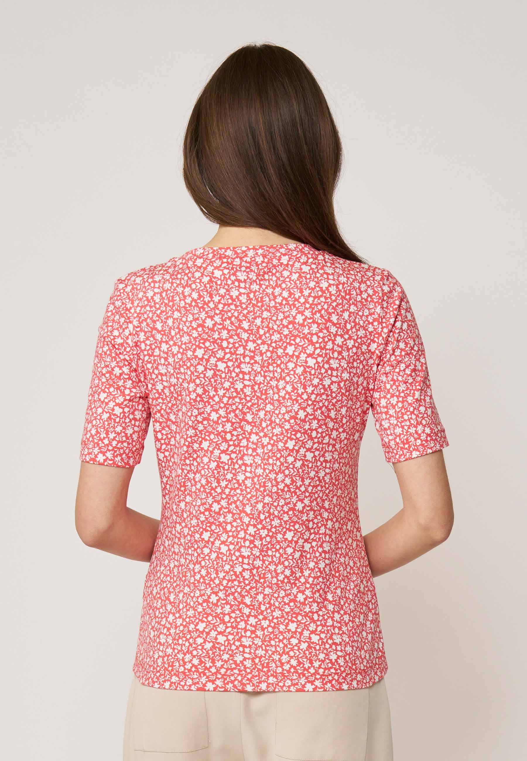 Shirt, Modell Vinnie mit kurzem Arm, floralen Muster und angenehm leichtem, elastischem Stoff für komfortablen Sitz