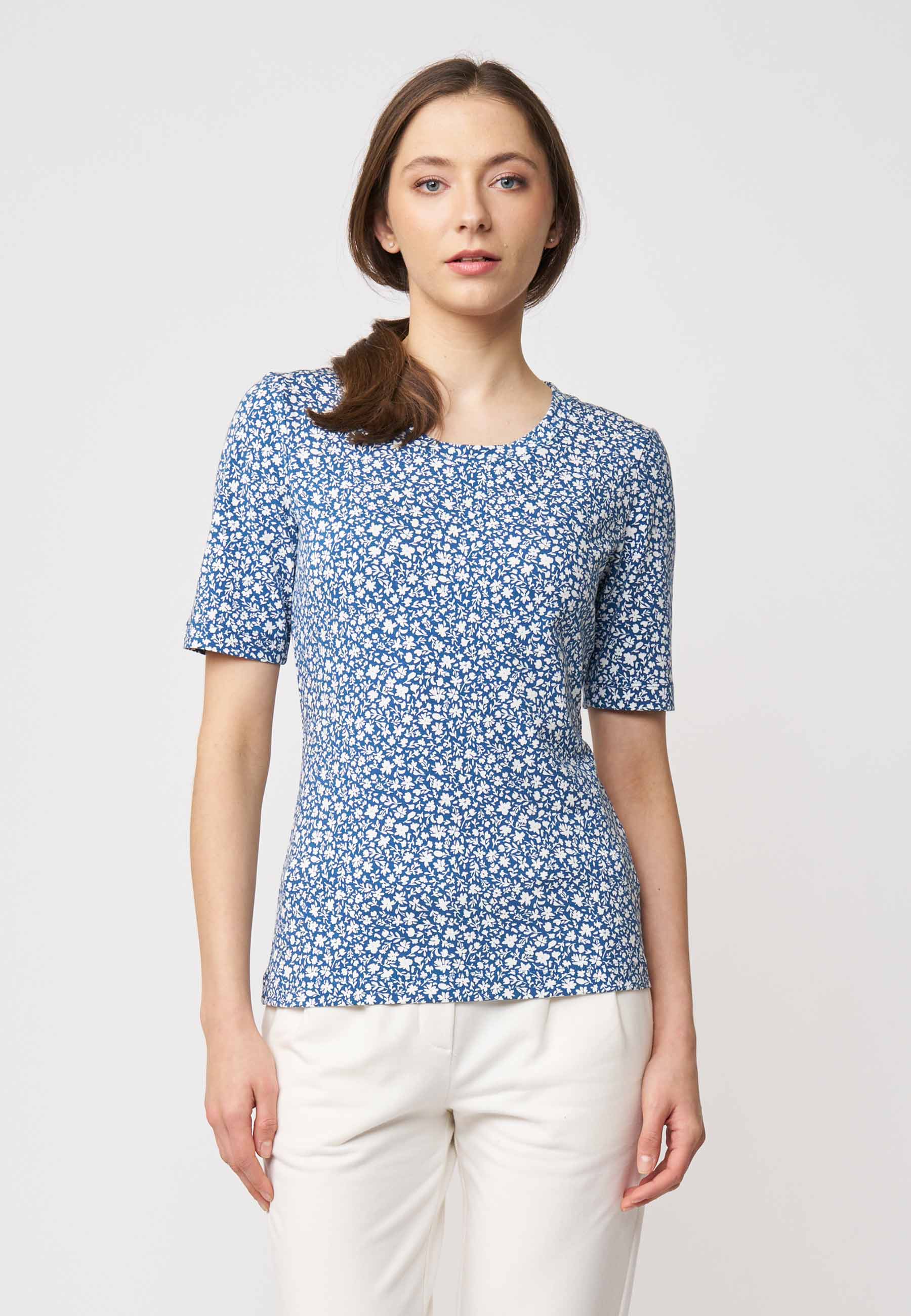 Shirt, Modell Vinnie mit kurzem Arm und blau-weißem Blütenmuster in körpernaher, elastischer Passform