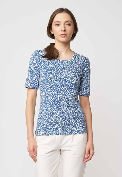 Shirt, Modell Vinnie mit kurzem Arm und blau-weißem Blütenmuster in körpernaher, elastischer Passform