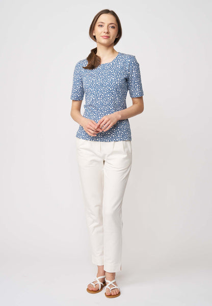 Shirt, Modell Vinnie in zartem Blau mit floralem Muster, halblangen Ärmeln und figurbetontem, weichem Material