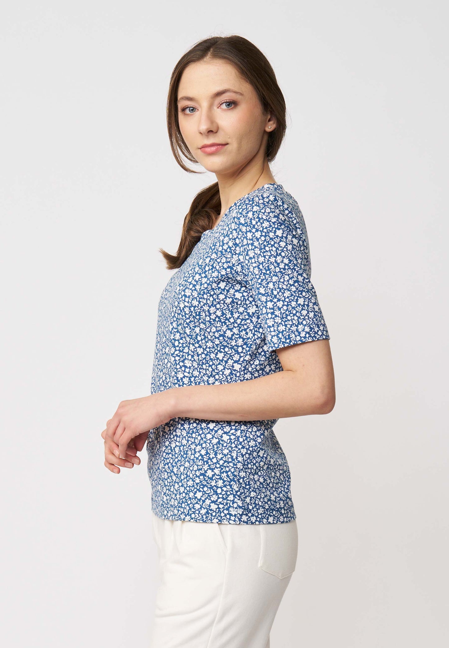 Shirt, Modell Vinnie mit kurzem Arm, blau-weißem Blumenmuster und angenehmem, leicht elastischem Material für bequemen Sitz