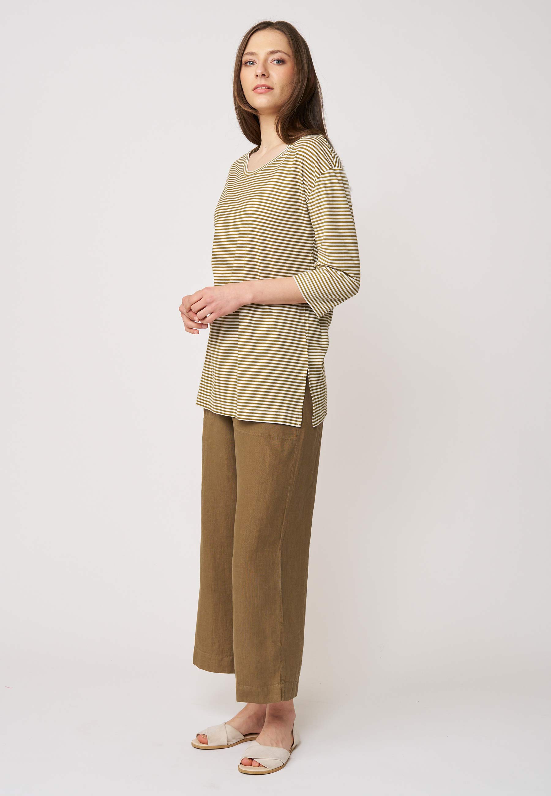 Longshirt, Modell Lia mit beige-weißem Streifenmuster, 3/4-Ärmeln und seitlichem Schlitz für entspannten Stil