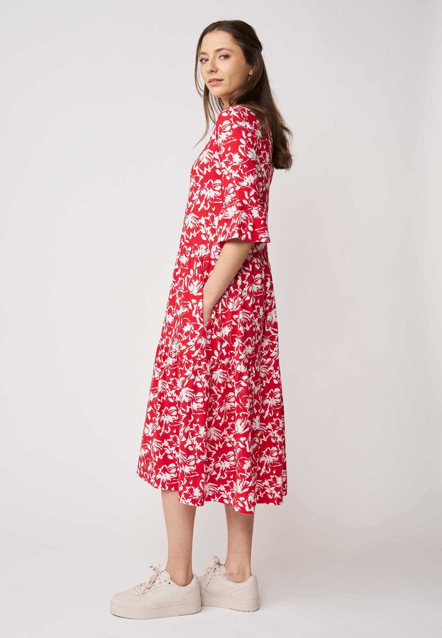 Kleid, Modell Antonia in leuchtendem Rot mit weißem Blumenmuster und halblangen Ärmeln für einen frischen Look