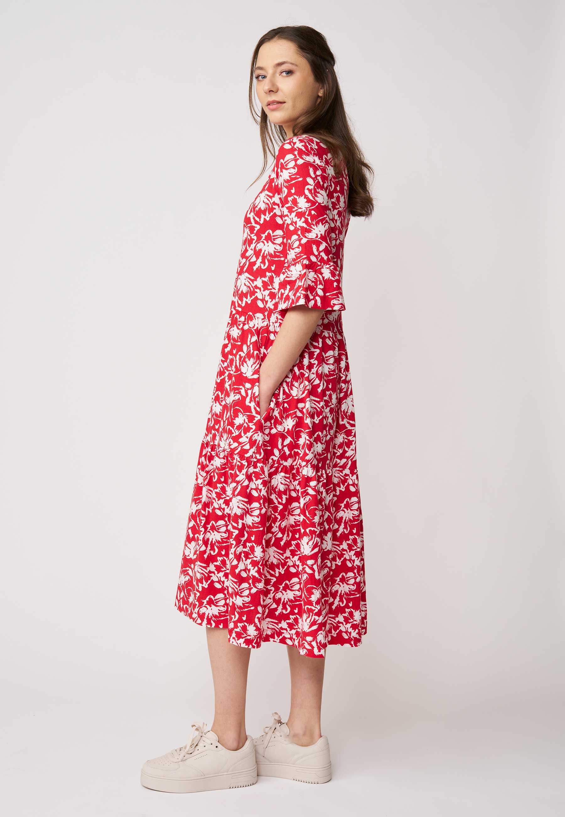Kleid, Modell Antonia in leuchtendem Rot mit weißem Blumenmuster und halblangen Ärmeln für einen frischen Look