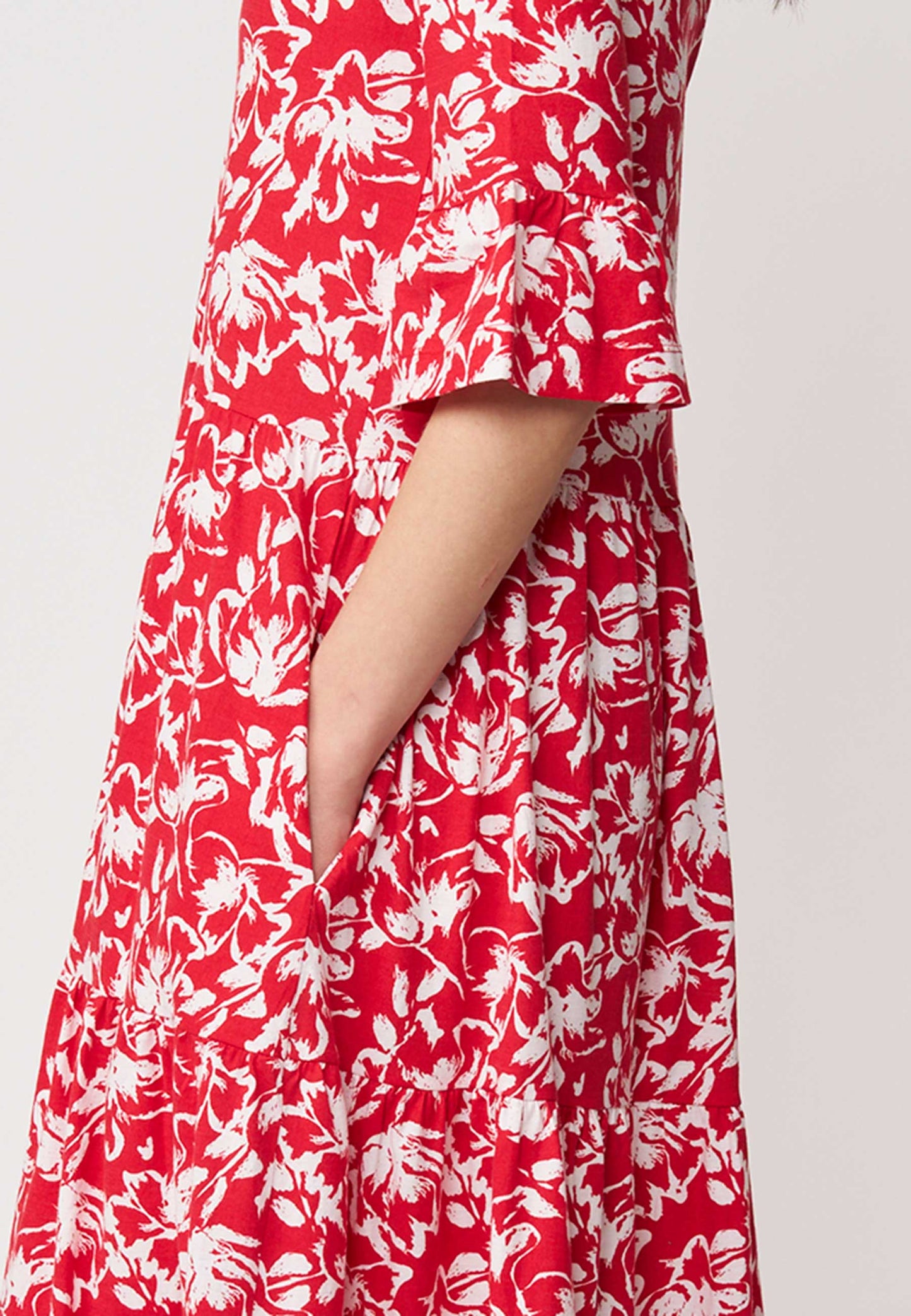 Kleid, Modell Antonia in kräftigem Rot mit weißem Blumenmuster und halblangem Ärmel für einen femininen Stil