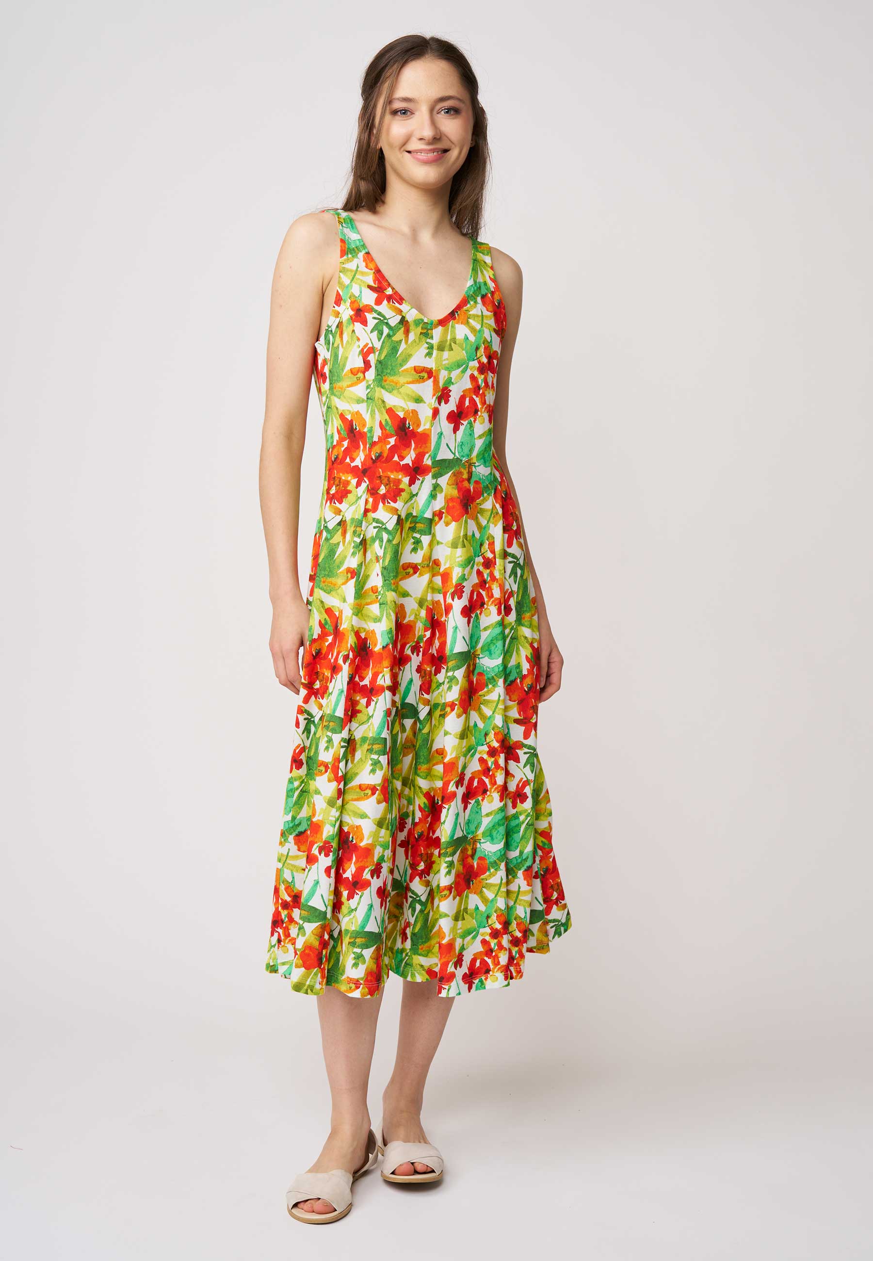 Kleid, Modell Jule mit floralem Muster, lockerem Schnitt und breiten Trägern für sommerliche Leichtigkeit und femininen Stil