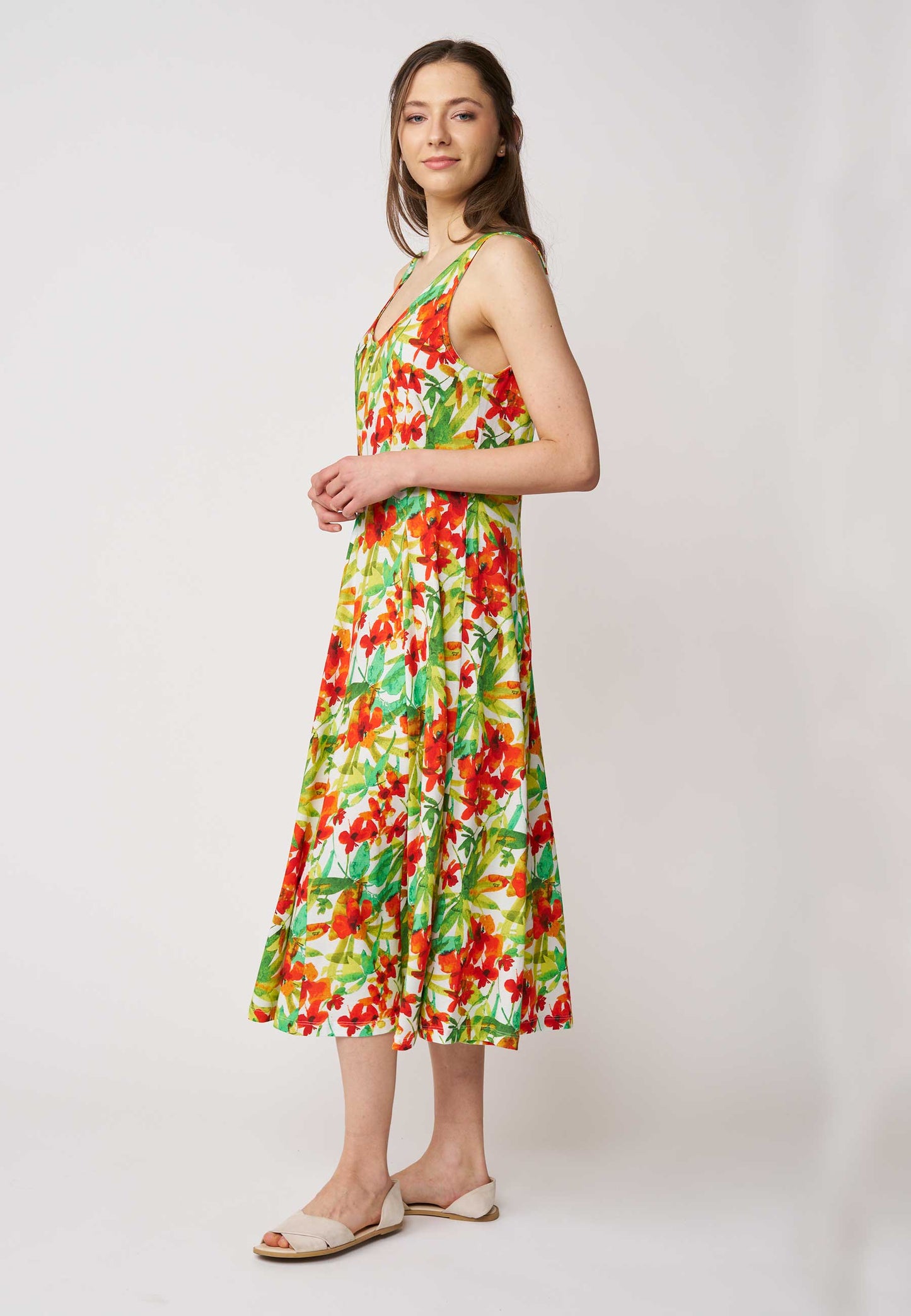 Kleid, Modell Jule mit buntem Blumenmuster, ärmellos und weiter Saum für einen leichten, sommerlichen Look