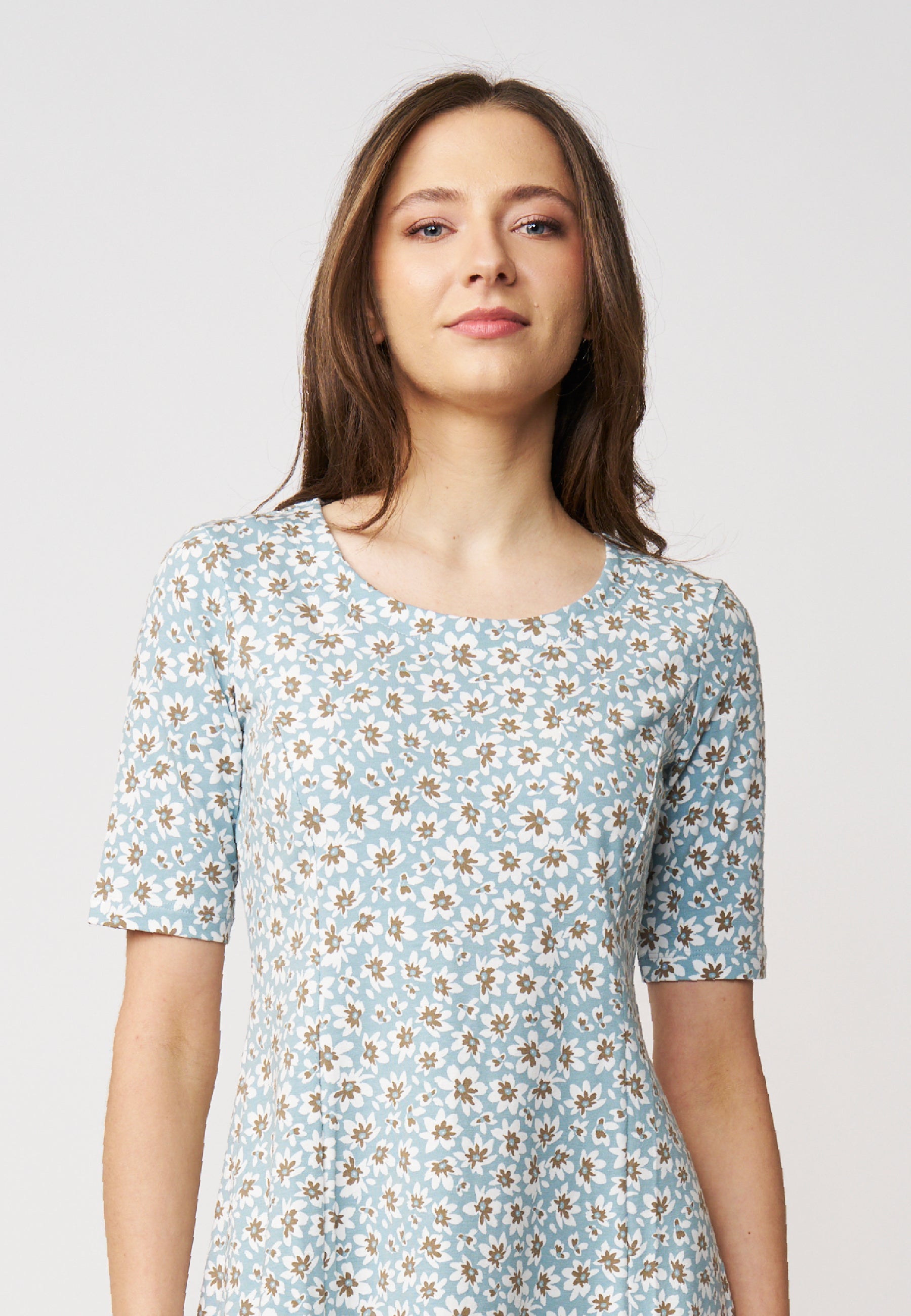 Kleid, Modell Miju mit floralem Muster in Hellblau, halblangen Ärmeln und lockerem Schnitt für einen frischen Look