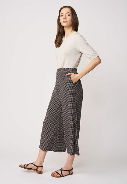 Hose, Modell Helena mit weitem Bein und elastischem Bund in dezentem Karo-Muster aus fließendem, leichtem Stoff
