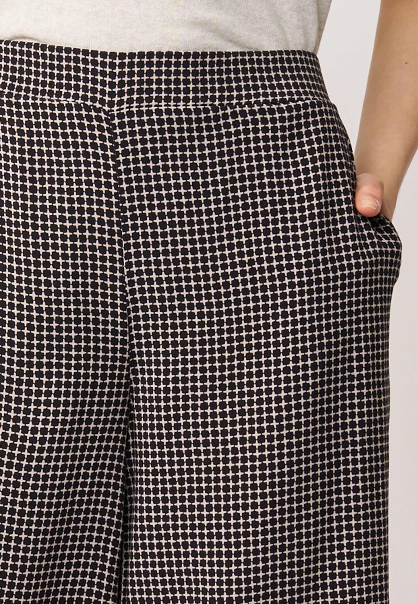 Hose, Modell Helena mit allover Karo-Muster und geradem Schnitt aus leichtem, bequemem Stoff samt Eingrifftasche