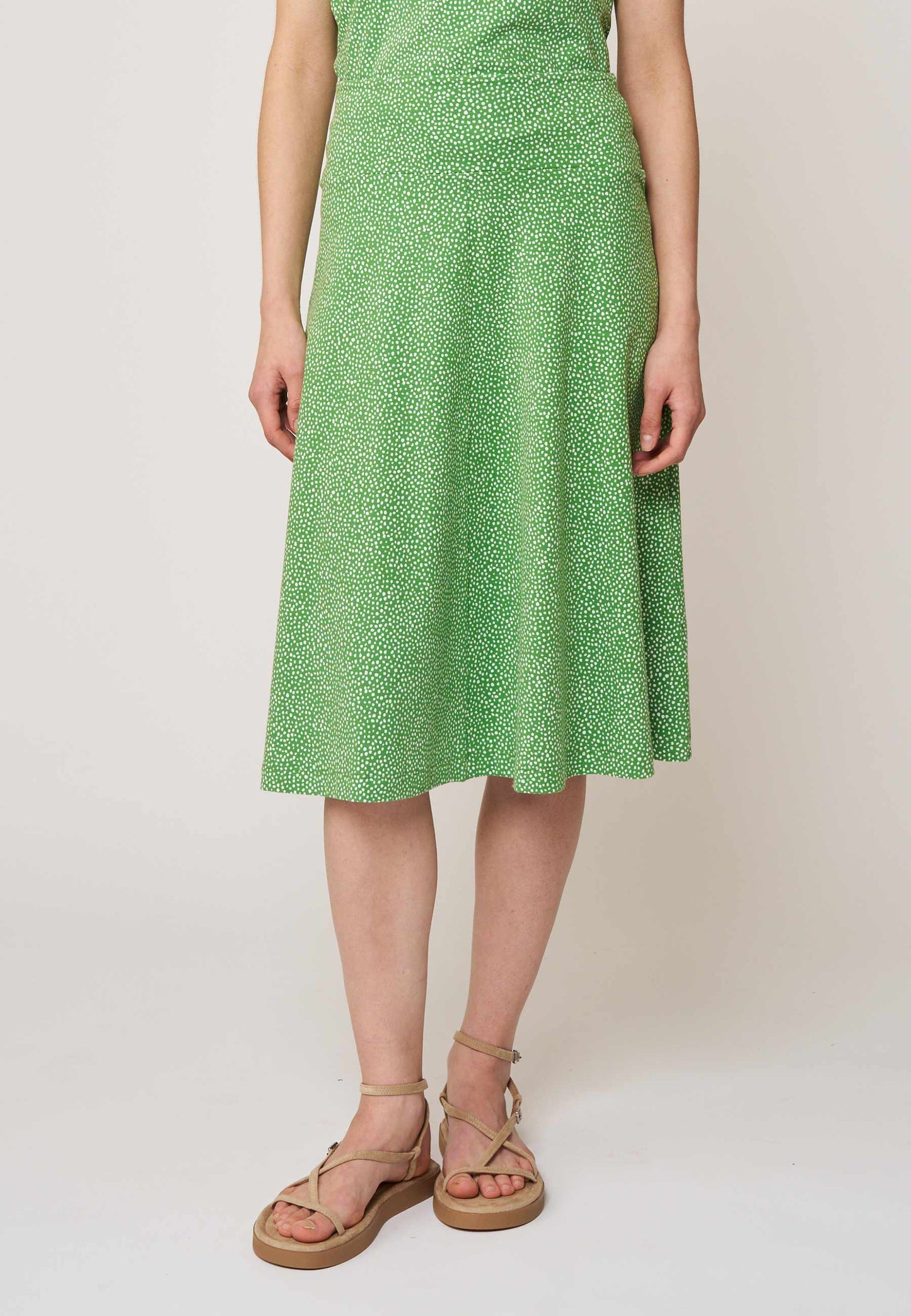 Rock, Modell Mila in frischem Grün mit zartem Punkteüberzug und schmeichelnder, leicht ausgestellter Midilänge für moderne Leichtigkeit