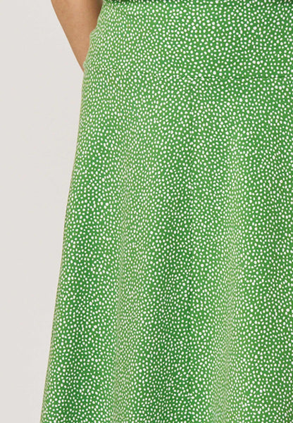 Rock, Modell Mila in lebendigem Grün mit feinem, unregelmäßigem Tupfenmuster und leicht fallendem Schnitt für luftigen Stil