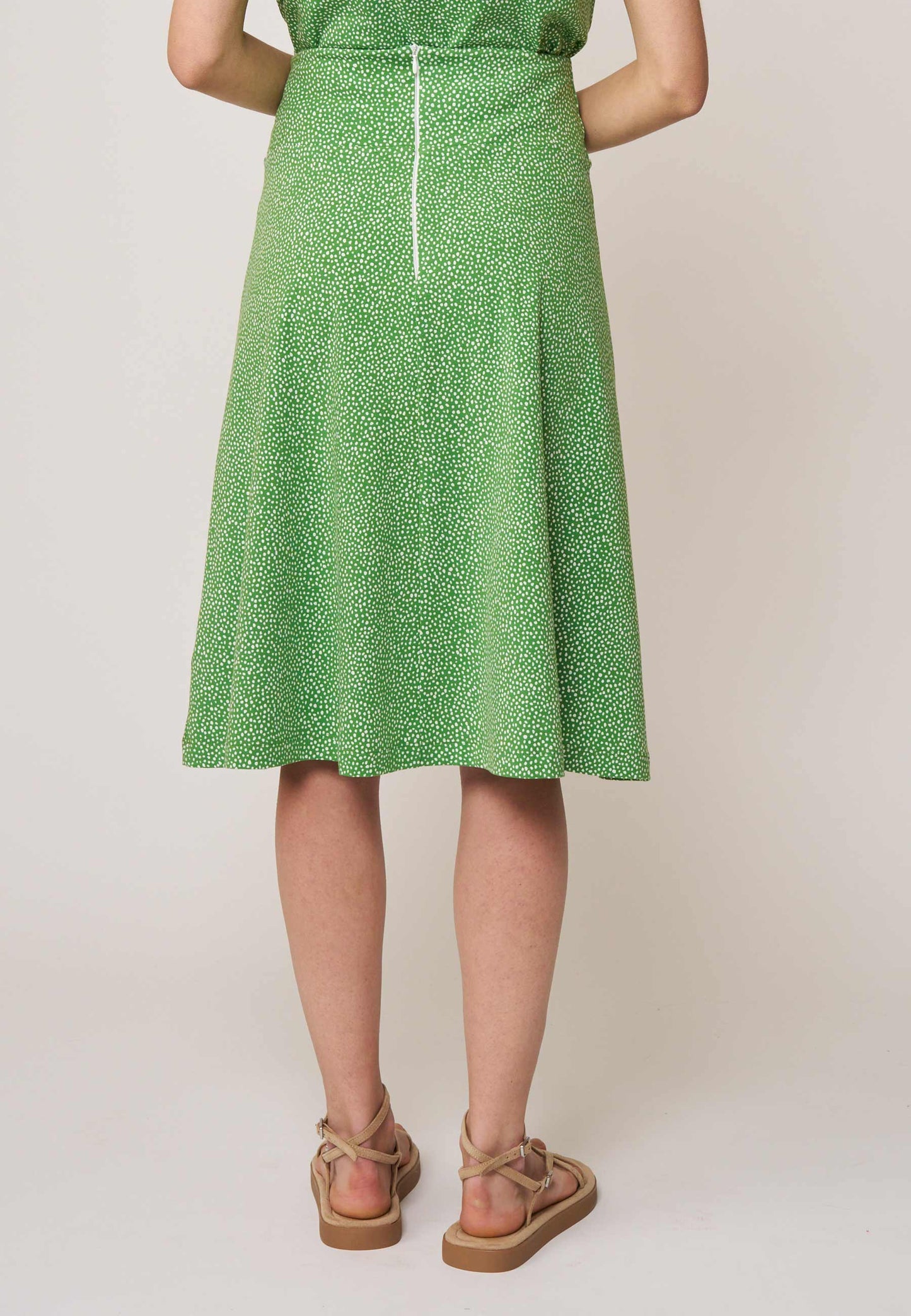 Rock, Modell Mila in frischem Grün mit zartem Tupfenmuster und leicht ausgestelltem Schnitt für einen femininen Look