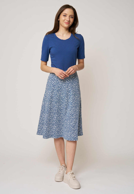 Rock, Modell Mila mit dezenter Blumenoptik in Blau-Weiß und schmeichelnder, leicht ausgestellter Midilänge für femininen Charme