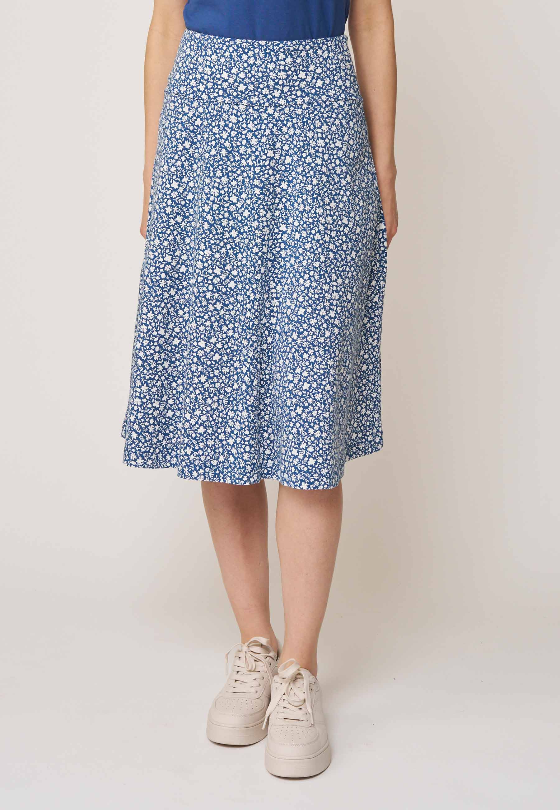 Rock, Modell Mila in Blau mit zartem Blumenmuster, angenehmer Midilänge und lockerem Fall für luftigen Tragekomfort