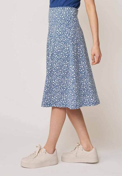 Rock, Modell Mila mit blau-weißem Blumenmuster und schmeichelhaftem Schnitt für einen eleganten und femininen Stil