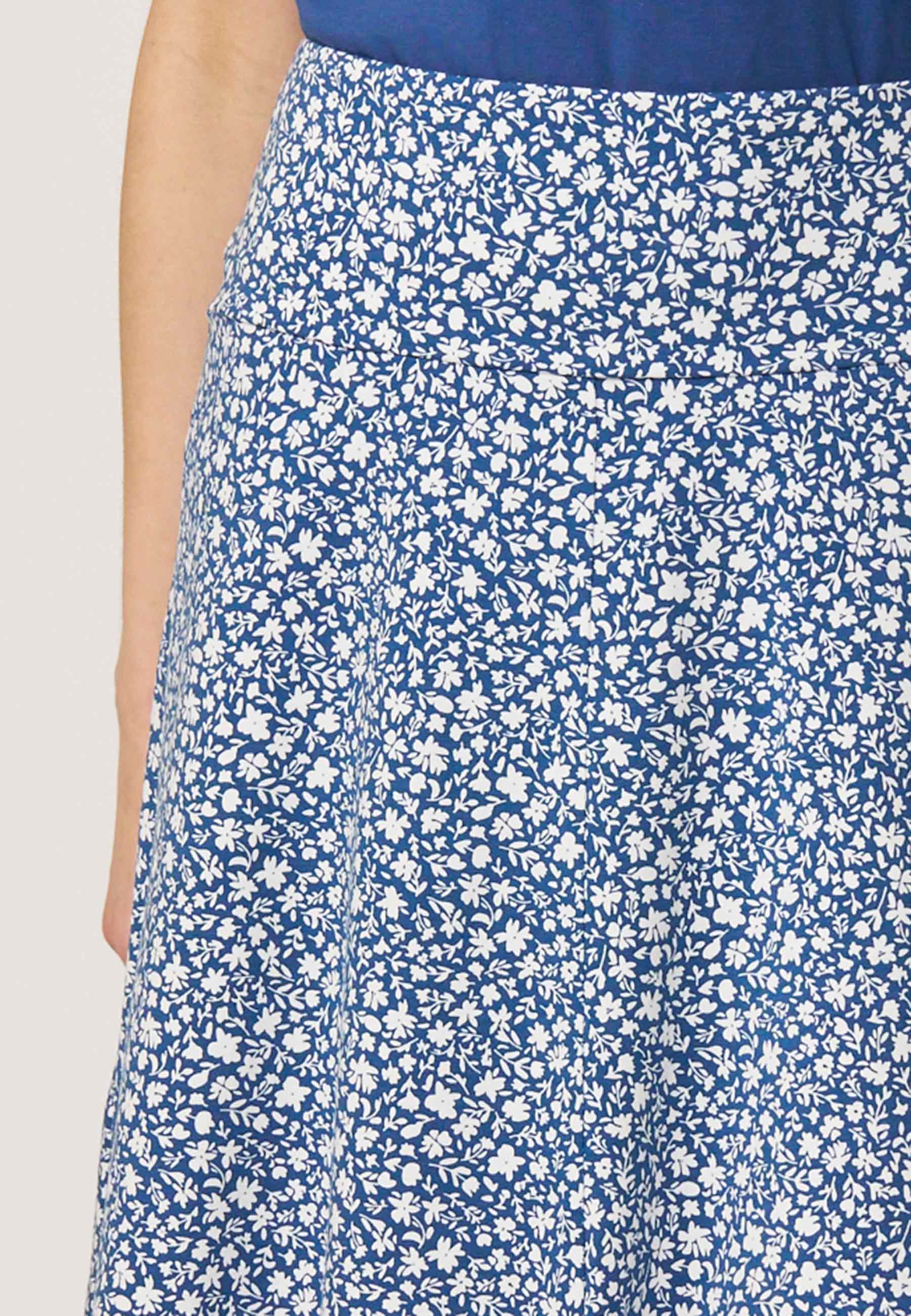 Rock, Modell Mila mit blauem Grund und zartem weißen Blumenmuster in fließender, angenehmer Passform für einen femininen Stil