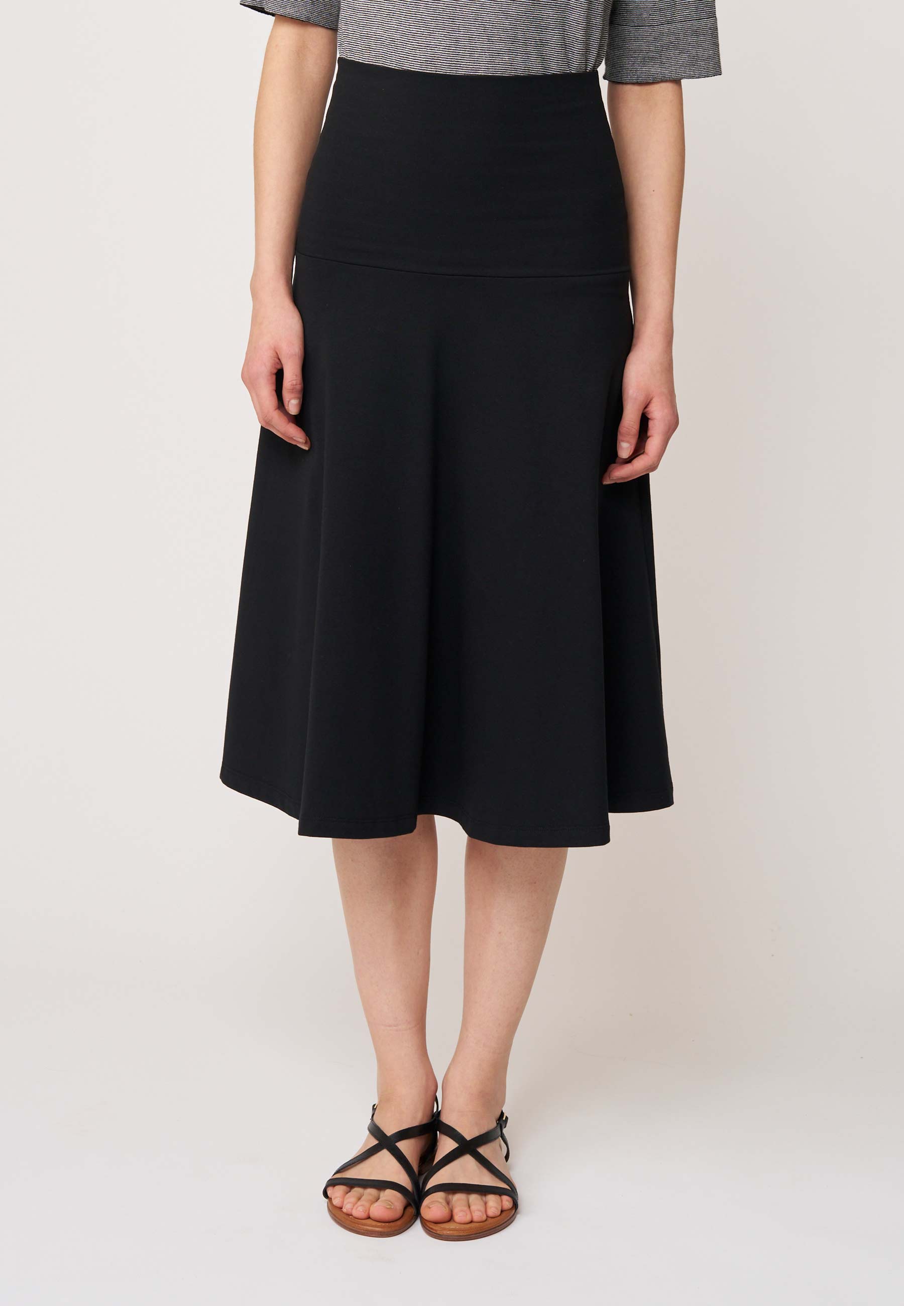 Rock, Modell Doreen in elegantem Schwarz mit weitem Schnitt und bequemem, hohem Bund für zeitlose Vielseitigkeit