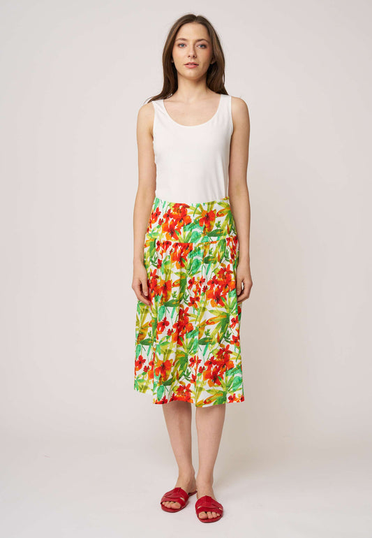 Rock, Modell Donia mit lebhaftem Blumenmuster in Rot und Grün sowie lockerem, knielangem Schnitt für sommerliche Leichtigkeit