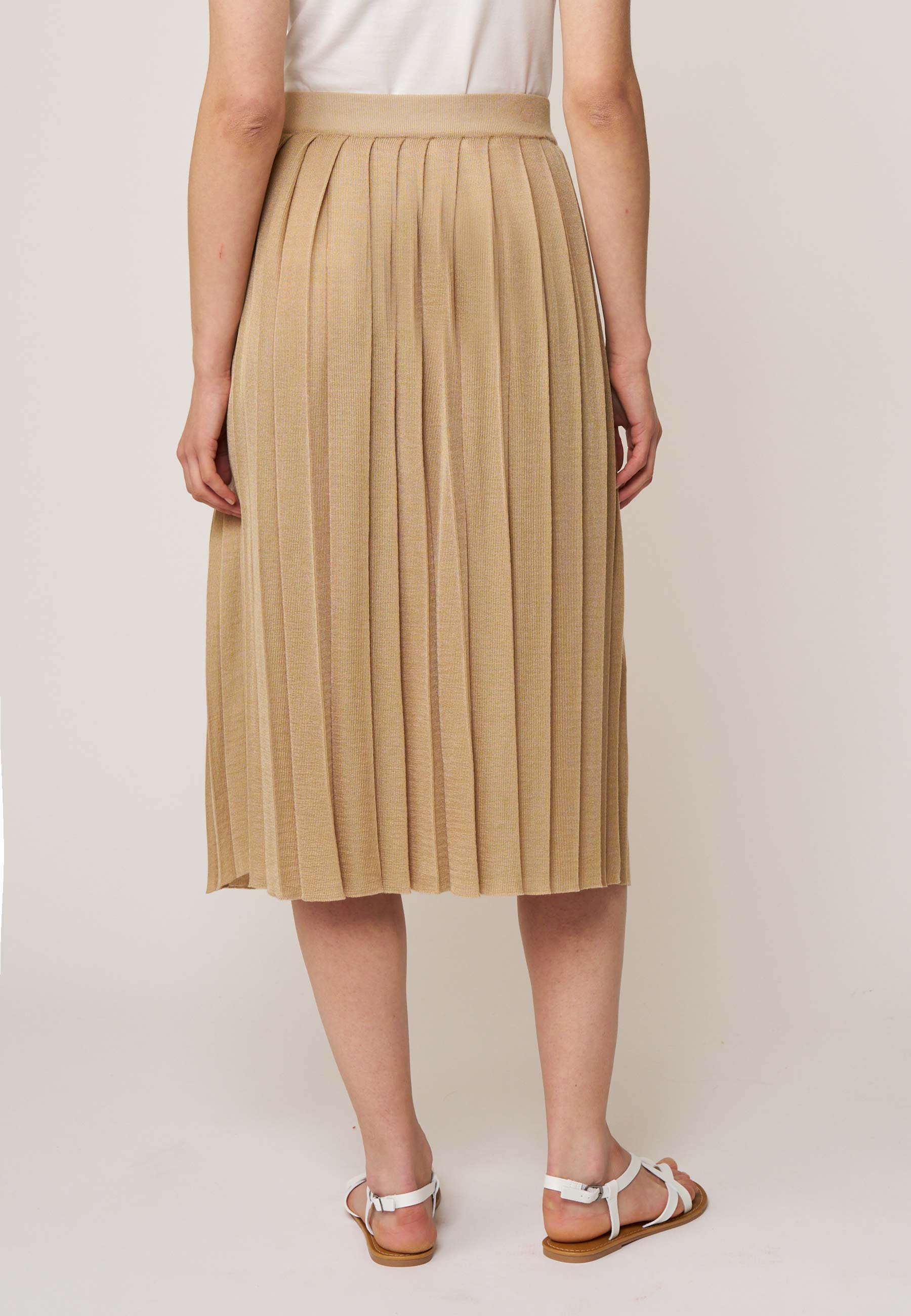 Rock, Modell Dajana in hellem Beige mit feiner Plissee-Struktur und schmeichelnder, mittellanger Schnittführung für stilvolle Eleganz