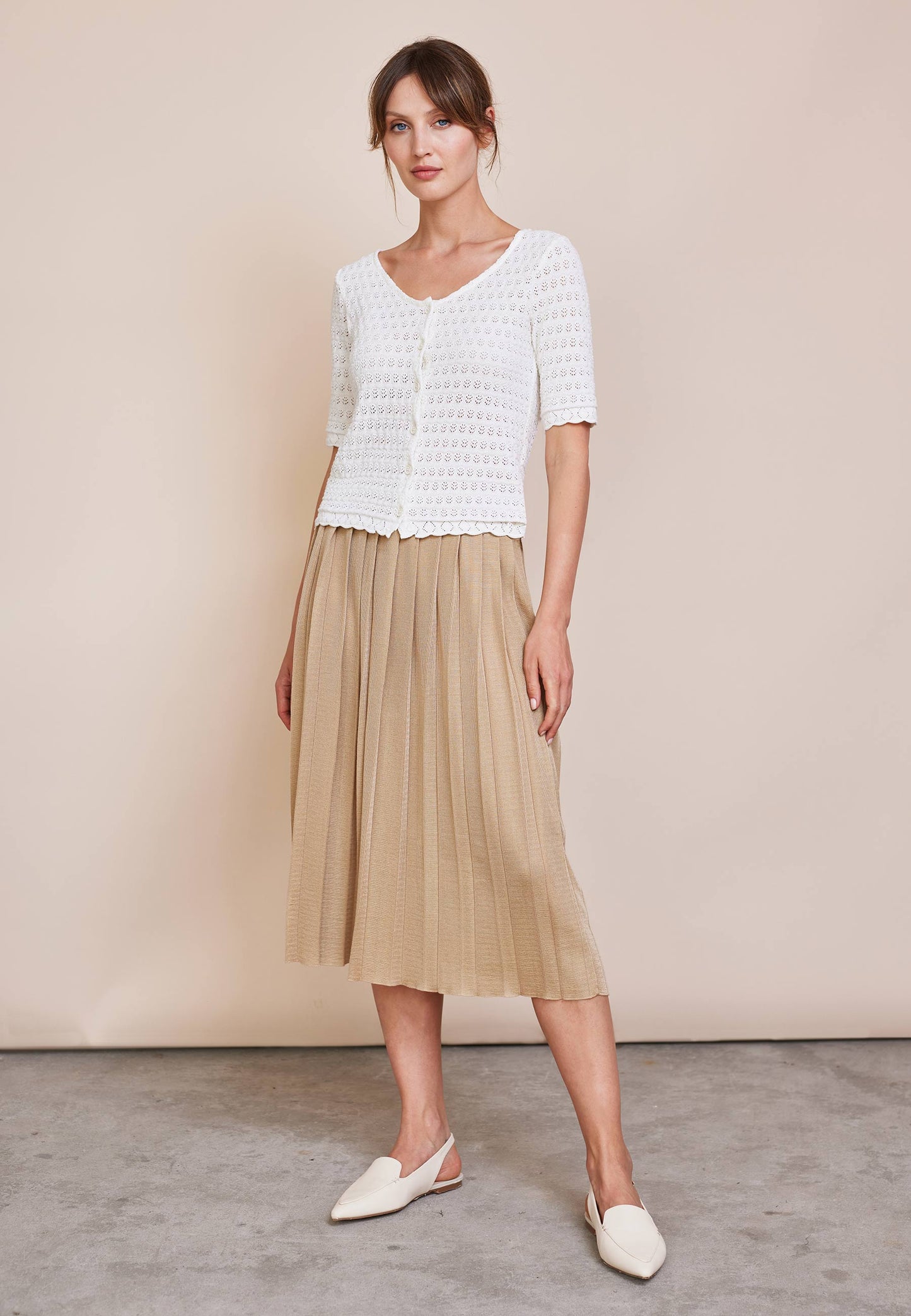 Rock, Modell Dajana in beigem Farbton mit Faltenrock, midi-langer Schnitt, getragen von stehendem Model vor hellem Hintergrund