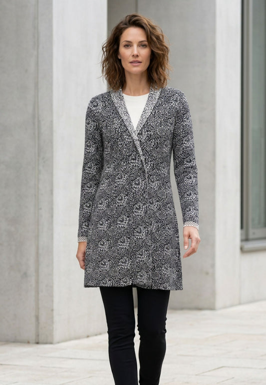 Strickjacke, Modell Jolina lang in dunklem Muster mit weißem Zierabschluss, frontale Ganzkörperansicht getragen