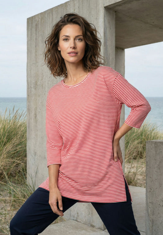 Longshirt, Modell Lia mit roten und weißen Streifen, 3/4-Arm, lässig getragen vor Küstenlandschaft