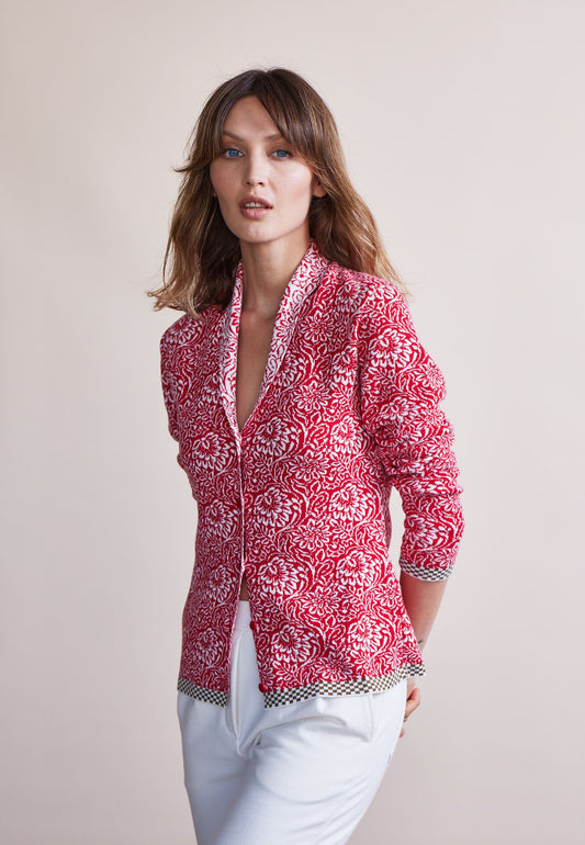 Strickjacke, Modell Jolie in Rot mit weißem floralen Muster und kariertem Abschluss, frontal getragen