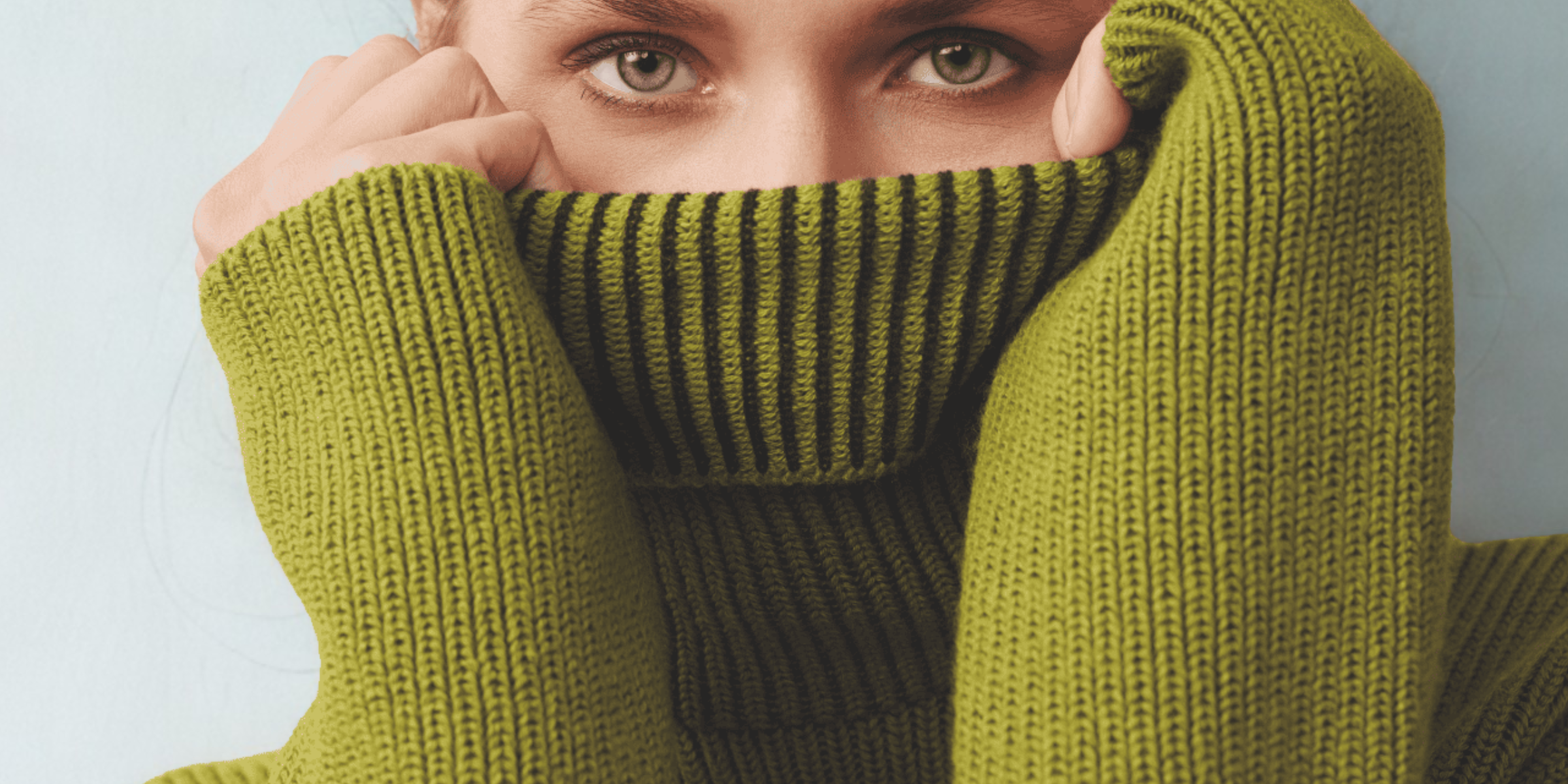 Gesicht von Frau die aus grünem Rollkragenpulli heruasguckt - 50% Sale